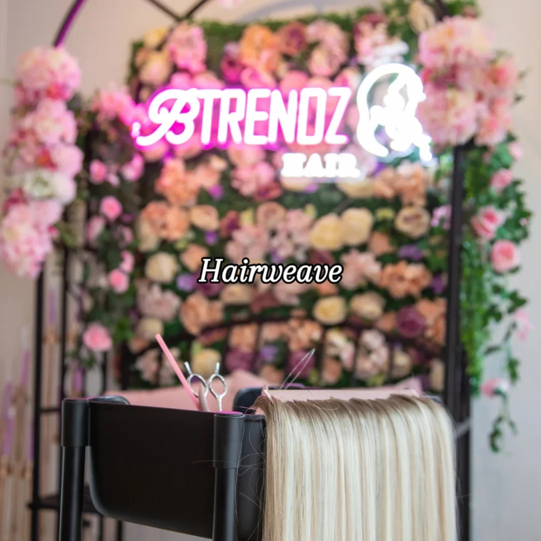 Bloemenwand met neonlogo in de salon