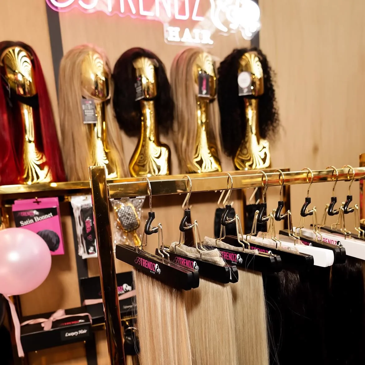 Pruiken op gouden displays